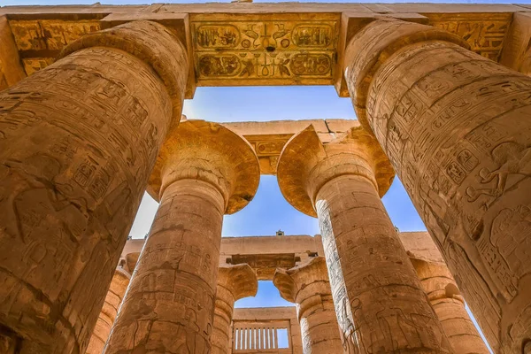 Colonnes Ciel Bleu Dans Grande Salle Hypostyle Temple Amon Karnak — Photo