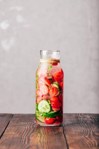 Botol Air Diinfus Dengan Strawberry Segar Mentimun Diiris Dan Springs — Stok Foto