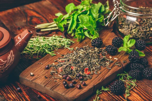 Heap Dry Green Tea Fresh Blackberries Wooden Cutting Board Bundles — Stock Photo, Image