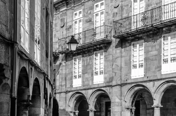 Αρχιτεκτονική Στο Σαντιάγο Ντε Κομποστέλα Βόρεια Ισπανία Μαύρο Και Άσπρο — Φωτογραφία Αρχείου