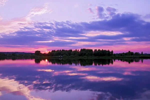 호수의 속에서 일몰을 반영하는 파노라마 지평선 하늘과 구름은 보라색과 라일락 — 스톡 사진