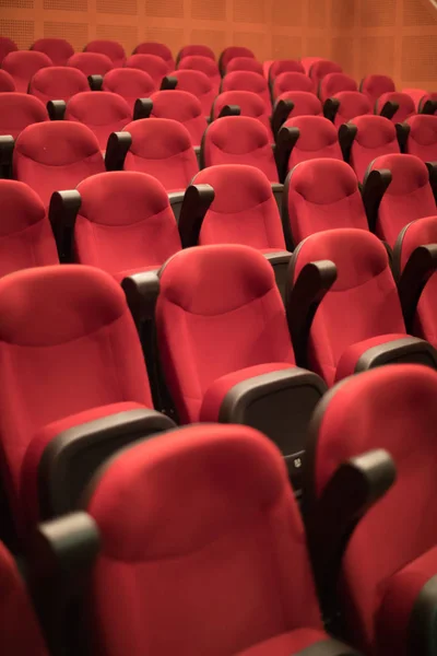 Rijen Rode Stoelen Een Bioscoopzaal — Stockfoto