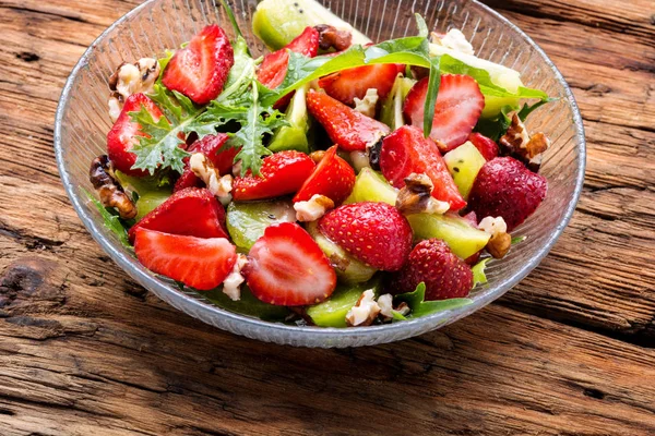 Schaal Van Salade Met Aardbeien Arugula Kiwi Houten Tafel Verse — Stockfoto