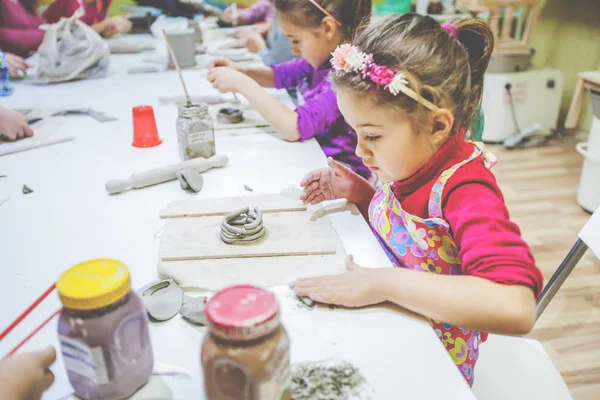 Crianças Que Trabalham Com Argila Oficina Cerâmica — Fotografia de Stock