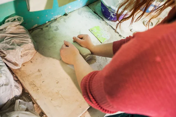 Mani Vasaio Femminili Plasmano Argilla Tavolo Workshop Ceramica Vista Dall — Foto Stock