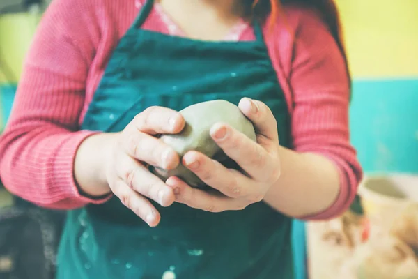 Sezione Centrale Argilla Modellante Artista Femminile Con Mani Laboratorio Ceramica — Foto Stock