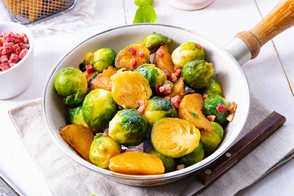 Rostade Brysselkål Med Honung Och Sesam Från Ugnen — Stockfoto