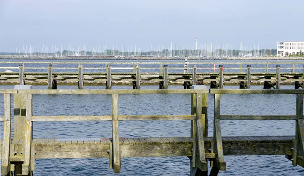 バルト海のWarnemuende港にある木製の桟橋で 後ろのドイツのセーリングボートポートがあります — ストック写真
