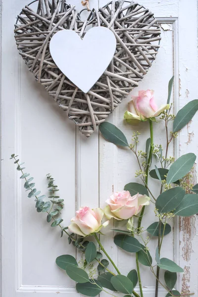 Decorazione Della Giornata Delle Madri Con Rose Tenere Legno Bianco — Foto Stock