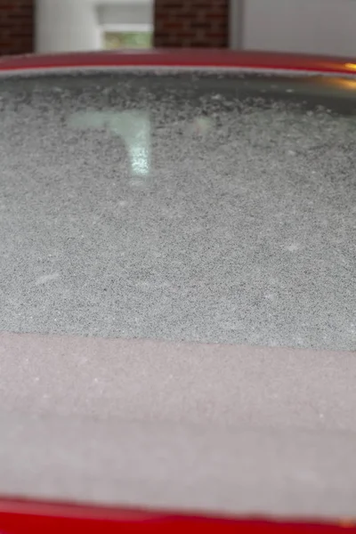 車の後部フロントガラスを覆う雪と氷 — ストック写真