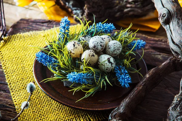 Пасхальний Стіл Свіжі Яйця Тарілці Весняний Стіл — стокове фото