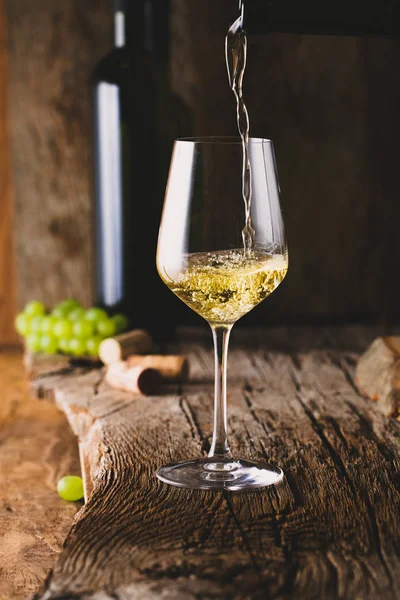Вино Склянка Білого Вина Винному Підвалі Старе Біле Вино Дереві — стокове фото