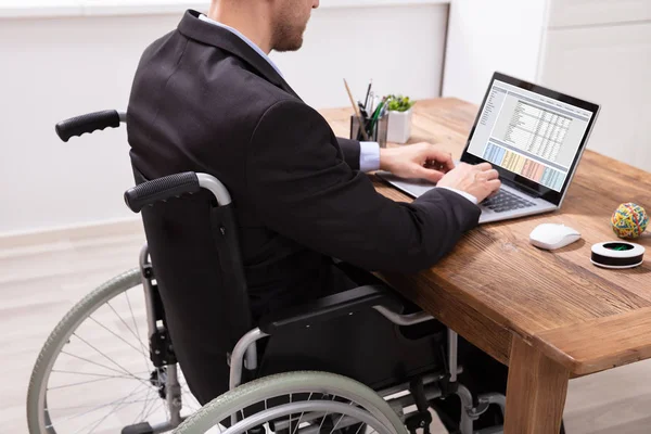 Empresario Discapacitado Sentado Silla Ruedas Usando Computadora Portátil Lugar Trabajo —  Fotos de Stock