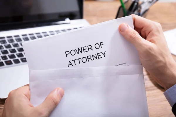 Een Persoon Hand Holding Power Attorney Document Witte Envelop Voor — Stockfoto