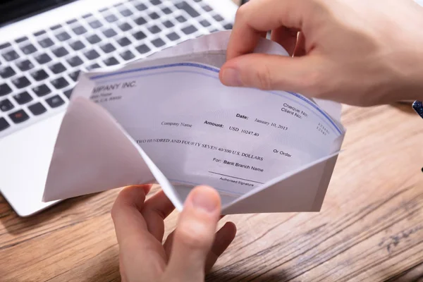 Vista Elevada Mão Pessoa Removendo Cheque Envelope Sobre Mesa Madeira — Fotografia de Stock