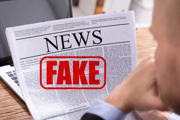 Mann Liest Fake News Zeitung Über Schreibtisch — Stockfoto