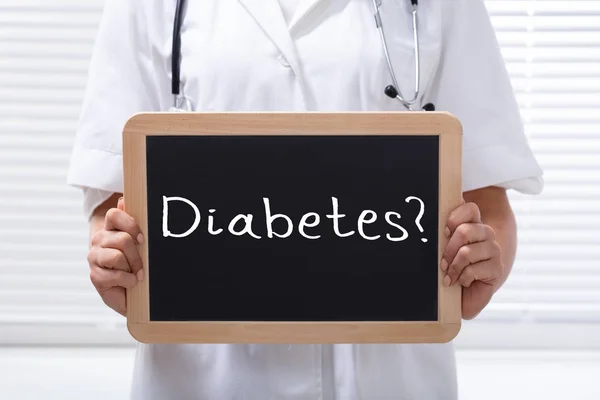 Primer Plano Una Doctora Sosteniendo Pizarra Madera Con Diabetes Texto — Foto de Stock