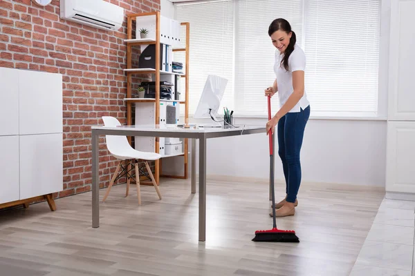 Conserje Joven Feliz Limpieza Piso Con Escoba Oficina — Foto de Stock