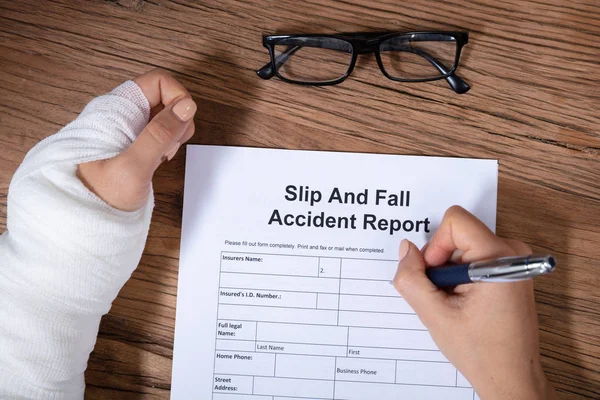 Overhead View Woman Factured Hand Filling Slip Fall Injury Report — Stock Photo, Image