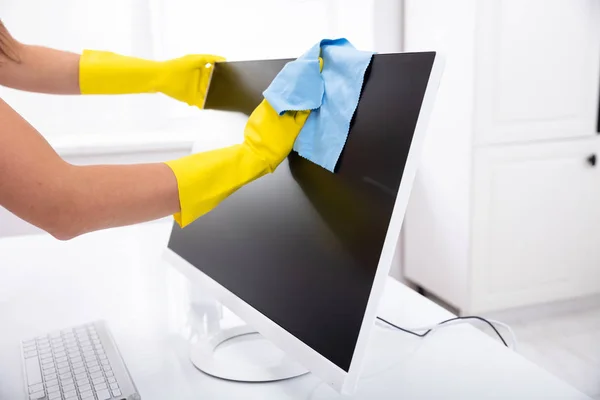 Ofiste Mavi Paçavralı Bir Kişinin Temizleme Masaüstü Ekranı — Stok fotoğraf