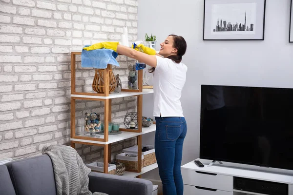 Lächelnde Hausmeisterinnen Reinigen Regal Mit Serviette Und Waschmittelsprühflasche — Stockfoto