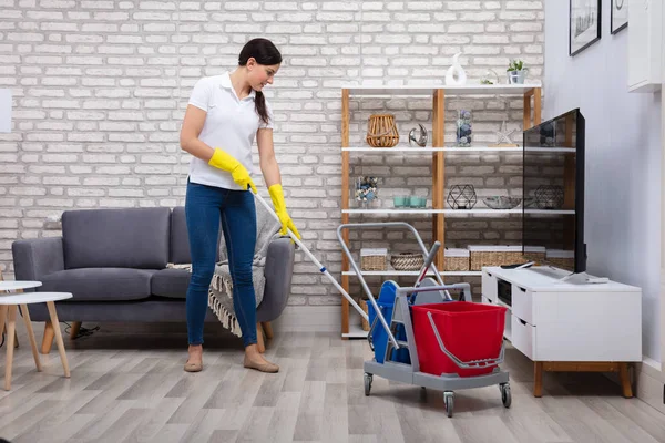 Femmina Janitor Pulizia Pavimento Con Scopa Soggiorno — Foto Stock