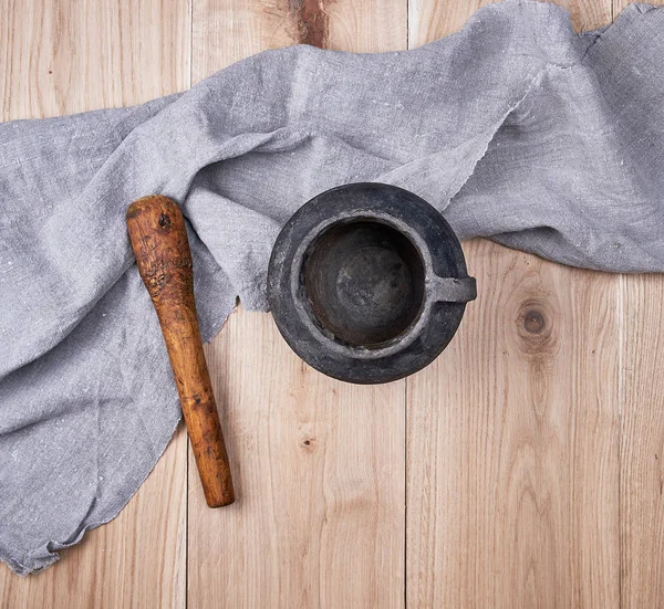 Olla Cerámica Negra Vieja Vacía Sobre Fondo Madera Vista Superior — Foto de Stock