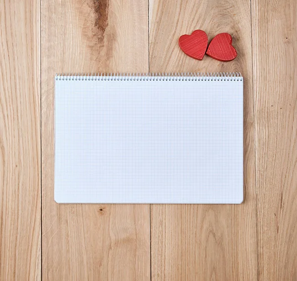 Cuaderno Abierto Con Una Celda Con Hojas Vacías Corazón Rojo — Foto de Stock