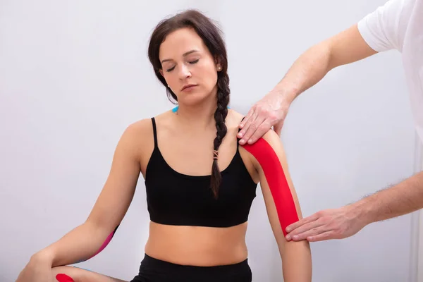 Primer Plano Del Hombre Aplicando Cinta Fisiología Mano Mujer Contra — Foto de Stock