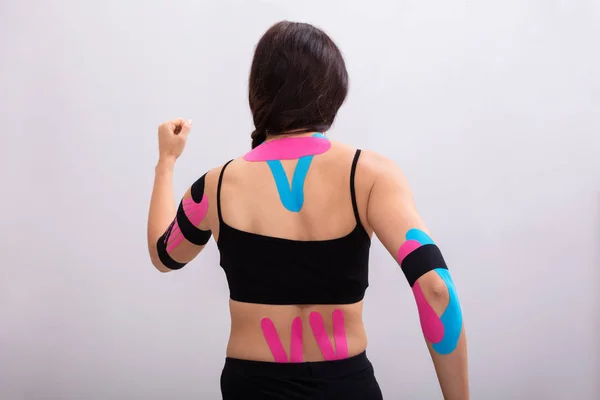 Zijaanzicht Van Een Jonge Vrouw Met Physio Tape Haar Lichaam — Stockfoto