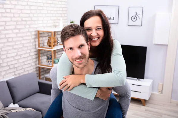 Portret Van Een Gelukkig Jong Koppel Plezier Thuis — Stockfoto