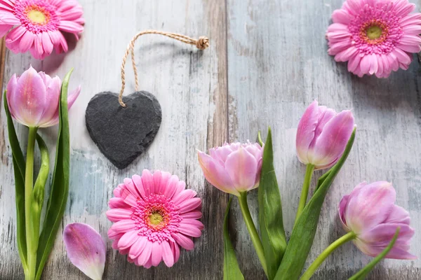 Tulipanes Rosados Gerberas Con Corazón Pizarra Sobre Fondo Vintage Para — Foto de Stock