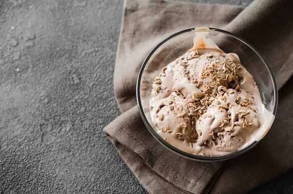 Tallrik Med Hemmagjord Choklad Glass Med Choklad Chips Mörk Bakgrund — Stockfoto