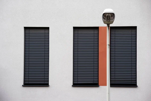 金属のブラインドと街灯のある窓のある現代的な住宅ビルの現代的なファサード — ストック写真
