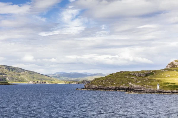 Маленький Белый Маяк Скалах Побережья Шотландии — стоковое фото
