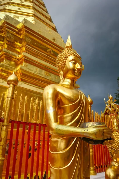 泰国清迈 Doi Suthep Wat Phra 的金佛 — 图库照片