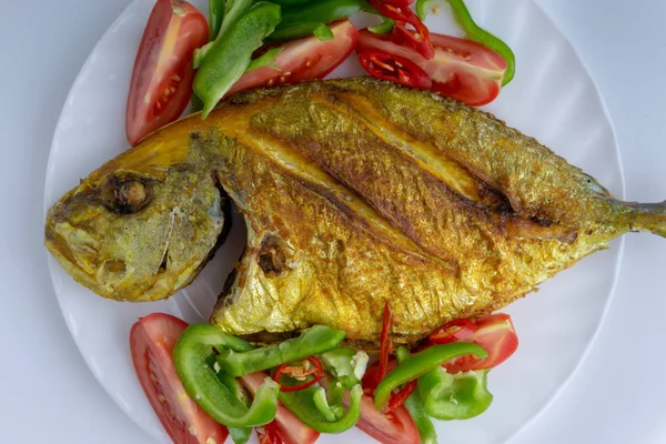 Gebratener Fisch Auf Weißem Hintergrund Mit Selektivem Fokus — Stockfoto