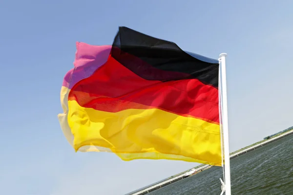 Biały Maszt Machającą Niemiecką Flagą Rufie Łodzi — Zdjęcie stockowe
