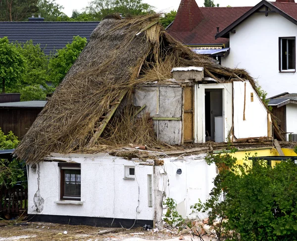 Demolição Uma Casa Tradicional Coberta Cana Zingst Alemanha — Fotografia de Stock