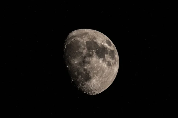 在漆黑的夜晚 半个月亮和星星 — 图库照片