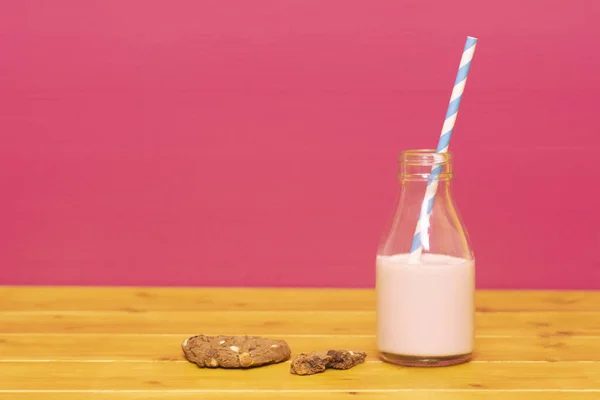 Tredjedel Pint Glas Mjölkflaska Halv Full Med Jordgubbsmjölkshake Med Retro — Stockfoto
