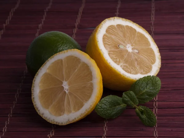 Frisch Geschnittene Zitrone Und Limette Mit Minze Auf Bambusserviette — Stockfoto