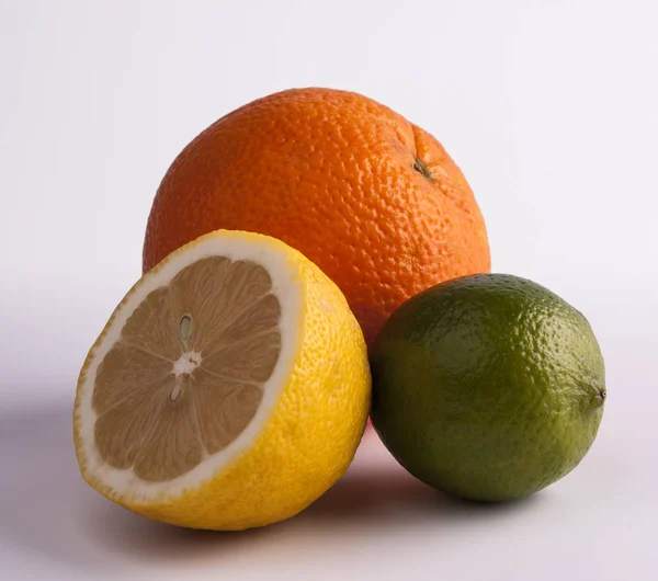 Limón Lima Naranja Cítricos Aislados Sobre Fondo Blanco — Foto de Stock