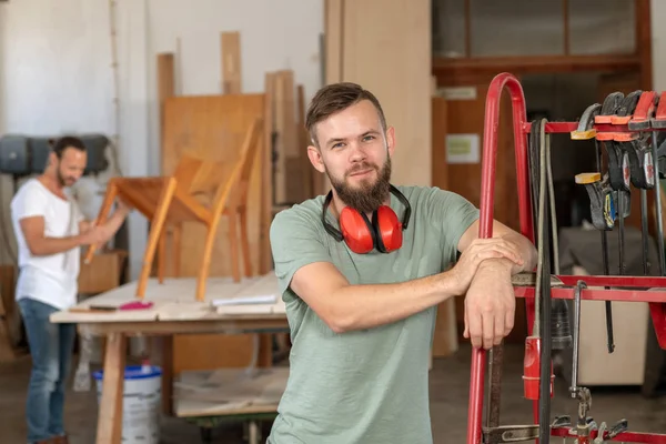 Hombre Ropa Trabajo Taller Carpintería Mirando Cámara — Foto de Stock