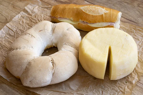 Pan Casero Con Queso Pecorino Entero Del Monte Poro Calabria —  Fotos de Stock