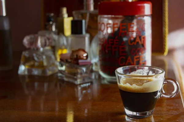 Schaumigen Extra Starken Kaffee Espresso Auf Einem Hölzernen Hintergrund — Stockfoto