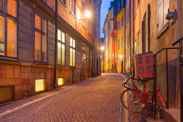 雨の夜の空の通り スウェーデンの首都ストックホルムの旧市街のガムラ スタン — ストック写真
