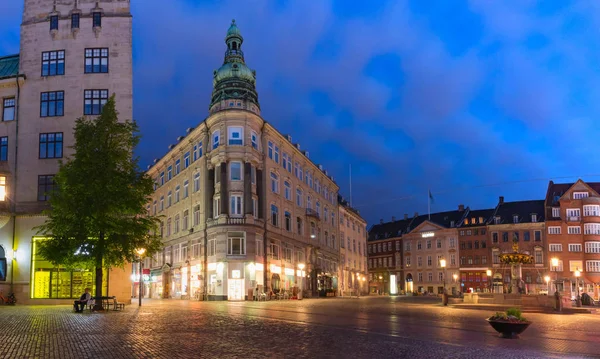 デンマークの首都コペンハーゲンの朝の青い時間帯に旧市街の最古の広場Gammeltorvまたは旧市場のパノラマ — ストック写真