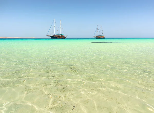 Две Парусные Лодки Бирюзовом Море Солнцем — стоковое фото
