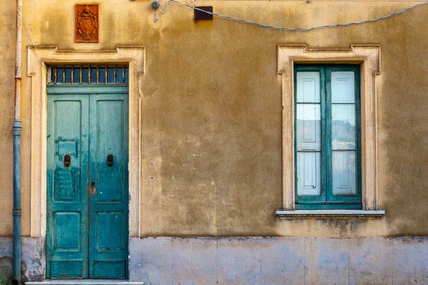 Das Antike Fenster Und Die Tür Der Steinmauer Für Hintergrund — Stockfoto